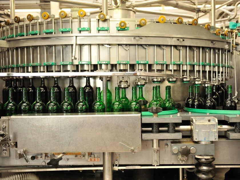 Weinflaschen in der maschinellen Abfüllung