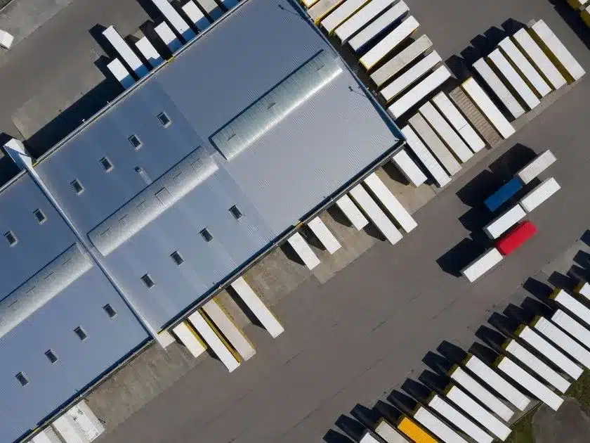Logistikhalle mit LKWs aus der Vogelperspektive